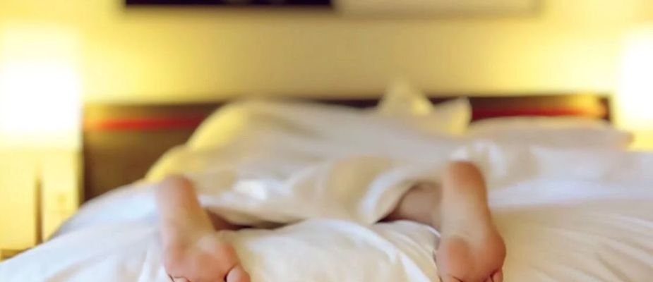 Dormir de bruços faz mal?