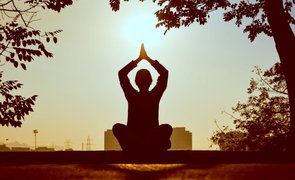 pessoa meditando
