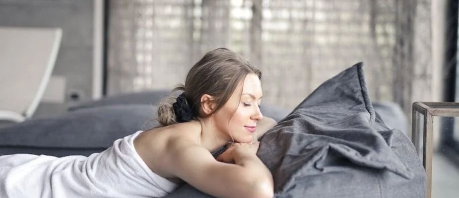 Dormir de bruços faz mal? Entenda!