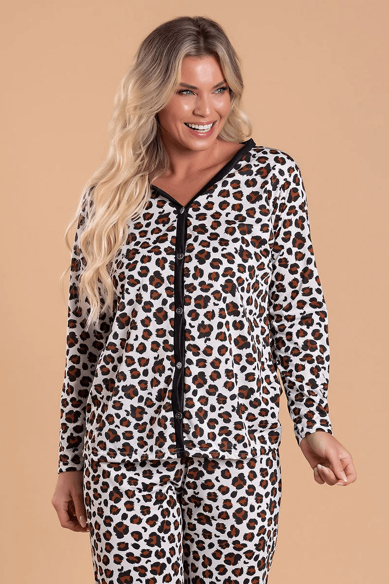 Mulher usando pijama de botao feminino de inverno