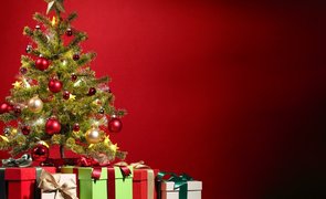 arvore de natal com presentes embaixo