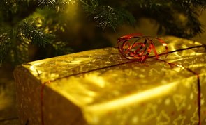presente embaixo de arvore de natal