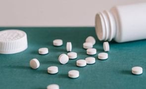 remedio em cima de mesa verde