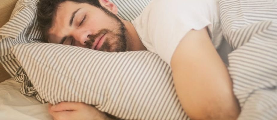 Como dormir sem sono? Estratégias para relaxar o corpo e desacelerar a mente