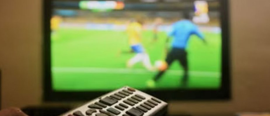 Dormir com televisão ligada faz mal? Veja como esse hábito interfere no descanso